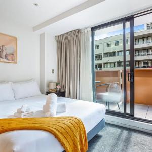 Sleek central stay with balcony by Zodiak Stays