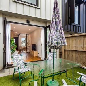 Fresh Grey Lynn 2BR unit w Patio by Zodiak Stays