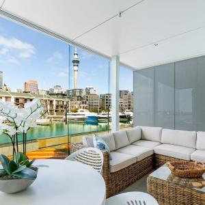 Beautiful harbour view apartment by Zodiak Stays