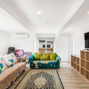 Spacious Renovated 3BR in Ellerslie I Zodiak Stays
