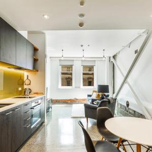 Contemporary 1BR Queen St Retreat by Zodiak Stays