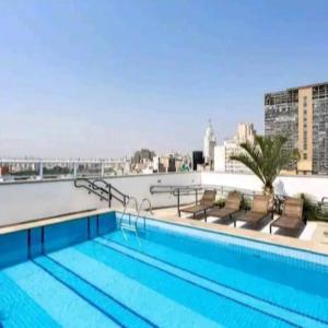 Studio Black House com garagem gratuita, piscina, ao lado do metrô e 25 de março