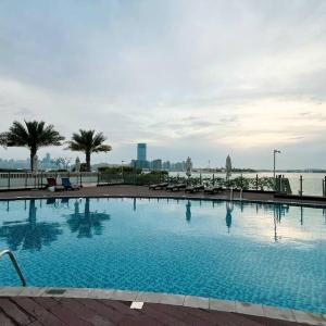Stylish Palm Jumeirah Stay Sea, Burj Views, Gym & Pool