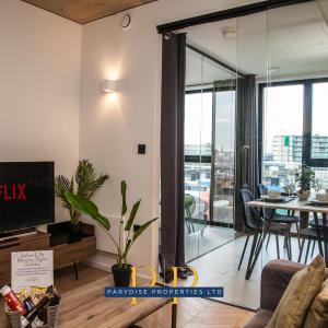 Mancunian Skyline Haven - Sleek & Cosy 1-Bed near Deansgate and Manchester City Centre - With City View - Ideal For Business & Leisure Stays By Parydise Properties