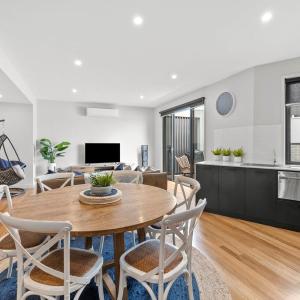 Surf Central Townhouse - Walk to Beach and Shops