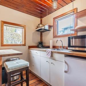 Charming two-level retreat in Capitol Hill - Foxglove Inn