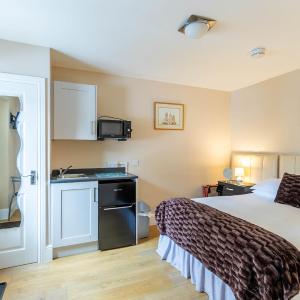 Roger Ground Guest House - with Onsite Car Parking