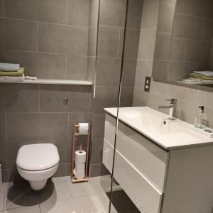 2/3 Bedroom Flat, Chelsea free parking