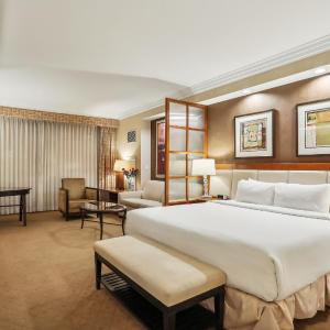 MGM Signature Deluxe Balcony Strip View Suite