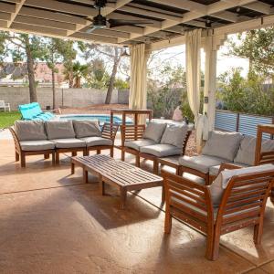 Comfy Expansive Home - Near the Strip - Heated Pool