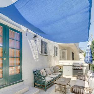 Upscale Los Angeles Retreat with Patio and BBQ Grill!