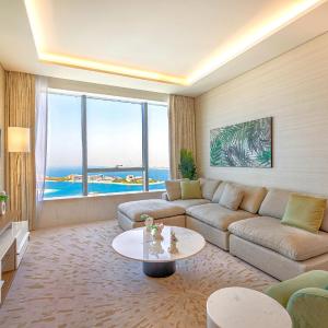Elegant 1BR in Palm Tower, Nakheel Mall, Sea View