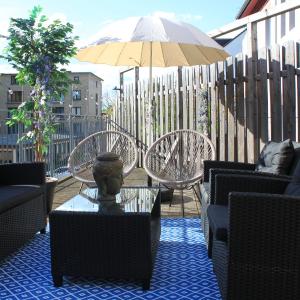 R B Apartment Hamburg Family - zentrumsnah - 108 qm mit Dachterrasse - Küche - Waschtrockner - Smart TV - Badewanne & Dusche - kostenloser Parkplatz - 2 Schlafzimmer