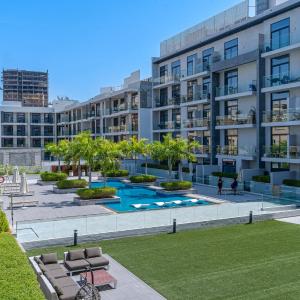 Elegant Studio Stay I Pool, Gym & Parking