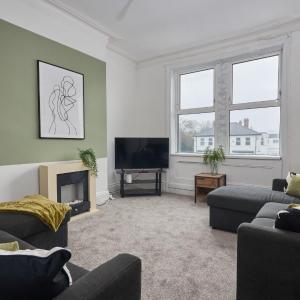 Large 4 Bedroom Home near Newcastle City Centre