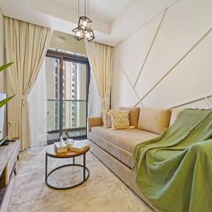 Chic 1-bedroom With Pool Views Aykon City