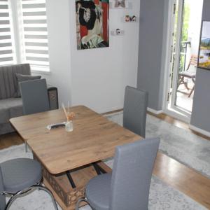 2 bedroom entire flat 2 minutes from underground