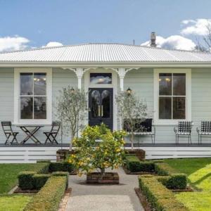 Historic Charm in Greytown - Cosy Kowhai Cottage