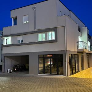 Apartments with parking space Kastel Stafilic, Kastela - 22533