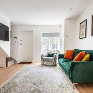 2BD Mews House in East London, walking distance to High Street and Tube