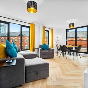 2 Bed Apt w/Parking - City Centre ✘ PRIVATE ROOFTOP TERRACE → Close to Brindley Place, Broad St, Utilita Arena Birmingham, LEGOLAND, SEA LIFE Centre Birmingham, Symphony Hall