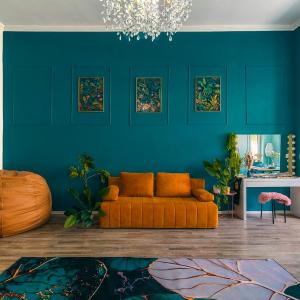 Art Deco Grand Apartment large livingroom area , fireplace next Hero Square and City Park