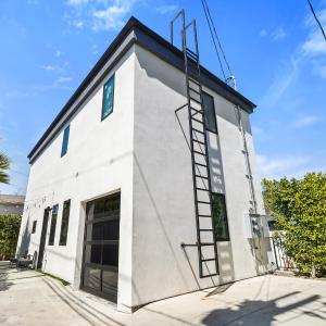 Scandinavian 2BR, 2Bath Townhome, Pet & Kid Friendly, Free Parking, 10min to Venice Beach!
