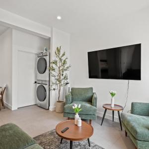 Private Cozy Guest House, King Bed, Parking, Pet Friendly near Penmar Golf Course!