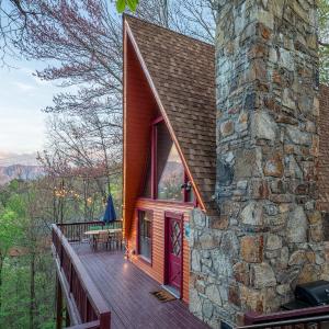 Gatlinburg Cabin With Breathtaking Views, Hot Tub, Sauna, 10 min to downtown and National Park