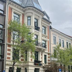 Elegant & Quiet Apartment in Historic House - Prime Location in Oslo West