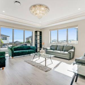 5 BDR Flat Bush Mansion - Central Aircon, Fast WiFi, Pool Table, Netflix and More!