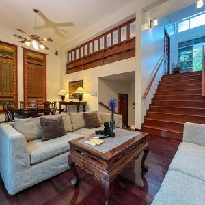 4BR Entire House City Center BTS Sky Train Mall
