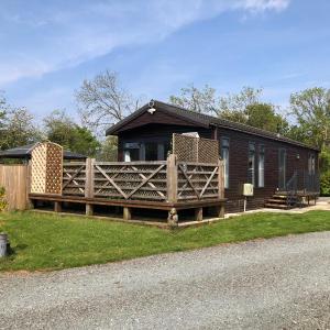 Spacious Lodge With Hot Tub