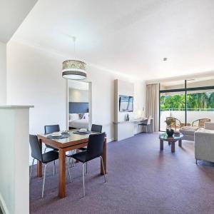 'Towering Palms' Resort-style Apartment with a Separate Studio