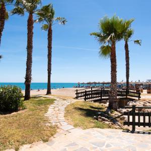 Bajondillo Beach, large LOFT with INTENSE SUN