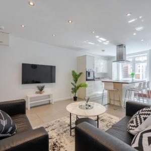 Stylish Two Bedroom Apartment by Central London with Garden