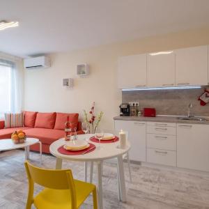 Bright & Chic Parkside Apartment