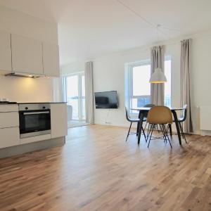 Stunning 2-BR with balcony beautiful views - 169