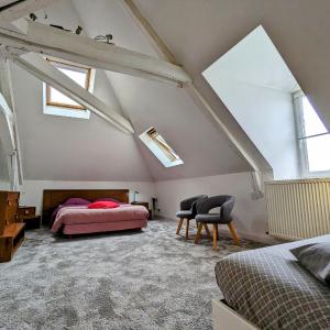 Chambre spacieuse pour 4 pers. avec SDB privée et PDJ inclus à Châteauroux - FR-1-591-388
