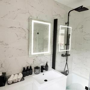 Beautiful apartment in Beckton with Private Entrance and Garden