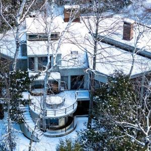 Steps to the Ellis River - Luxe, Hot Tub, Game Room