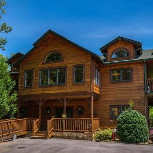 Theater! Pool Table! & Hot Tub! - Bearskin Lodge