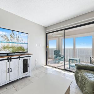 Edgewater 82- floor to ceiling glass doors