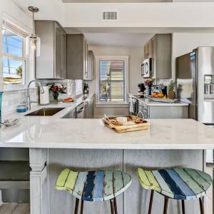 Dukes Beach House - Oceanfront - Huge Deck - Breathtaking Views
