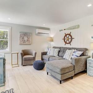 The Reef - Cozy Hideaway - Private Patio - Located Steps from the Beach