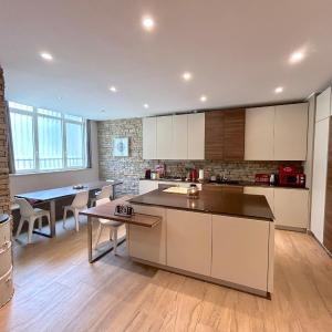 R39 Elegant Apartment with Private Parking