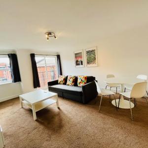 Exquisite City Centre Apartment - 2 Bed 2 Bath - Free Parking - Netflix Amazon Disney Enabled Smart TV