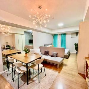Pool, City View, Washer, Netflix, Walk to Abreeza Mall - Davao Stay Suites T1-2321