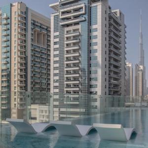 AWS Holiday Homes - Luxury Living besides Canal