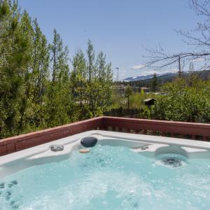 Fern Grove - Hot Tub, Pet Friendly, Walk to Lake!